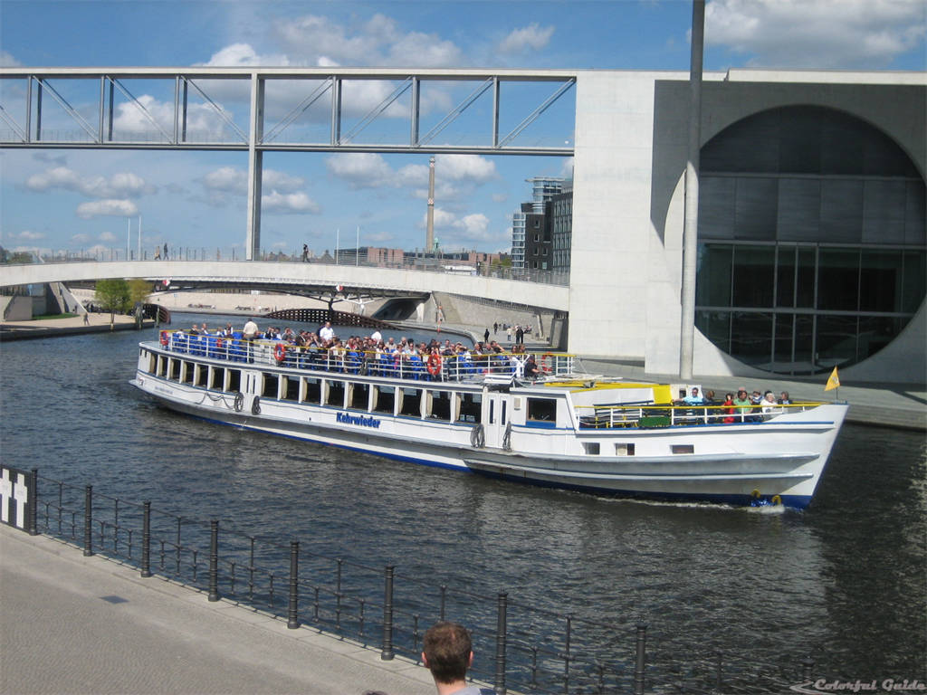 berlin cruise river spree building