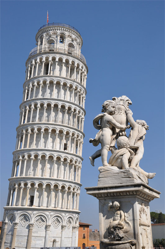 Pisa Leaining Tower sculpture miracles